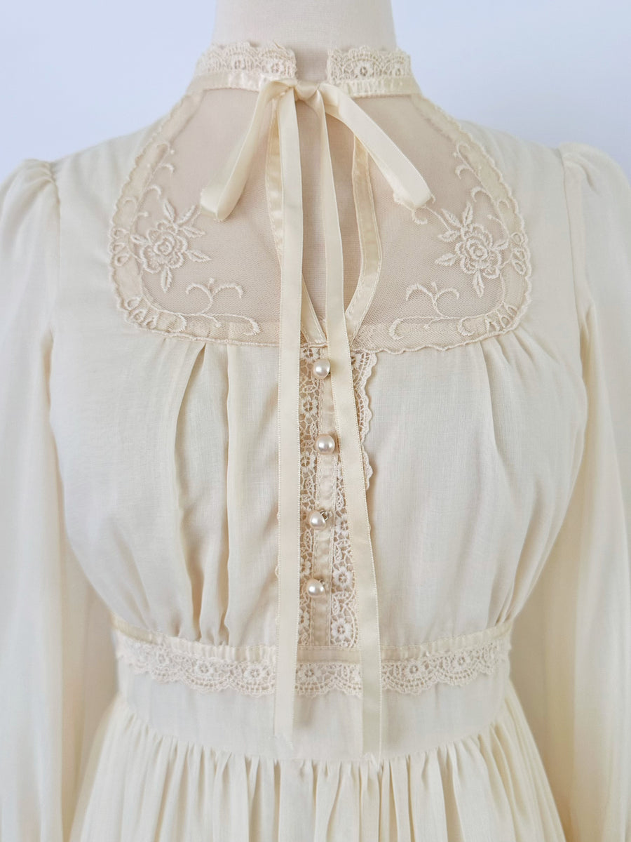 1970s Gunne Sax Embroidered Ivory Cream Gown – Dearly Vintage