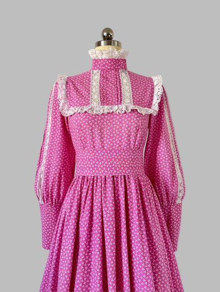 Rare 1970s Laura Ashley Carno Wales Pink cotton Victorian prairie maxi dress with white lace trim and matching belt. 