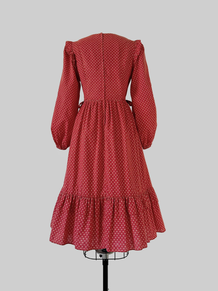 1970s Candi Jones Red Calico Prairie Dress with Lace Collar – Dearly Vintage