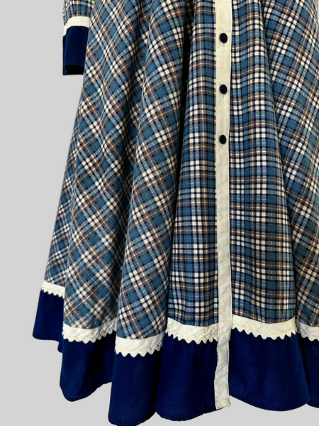 Detail of vintage 1970s Gunne Sax blue plaid dress showing cream placket, and button-front.
