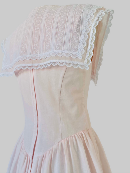 Vintage 80s Light pink dress with white lace details 