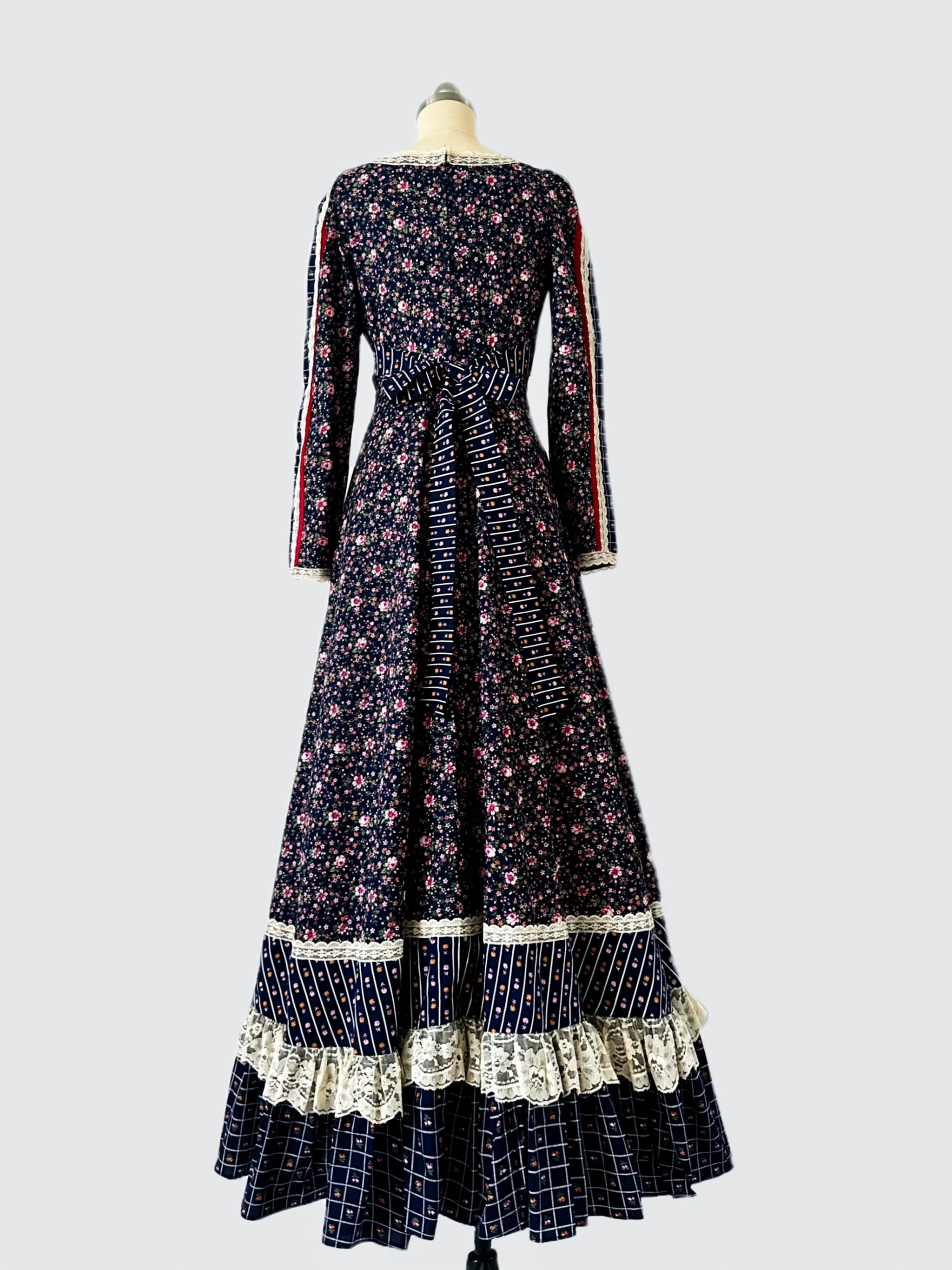 1970s Gunne Sax Lace-Up Blue Calico Maxi Dress – Dearly Vintage