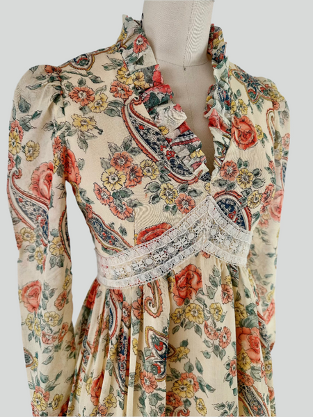 Floral and paisley patterned vintage dress Bodice