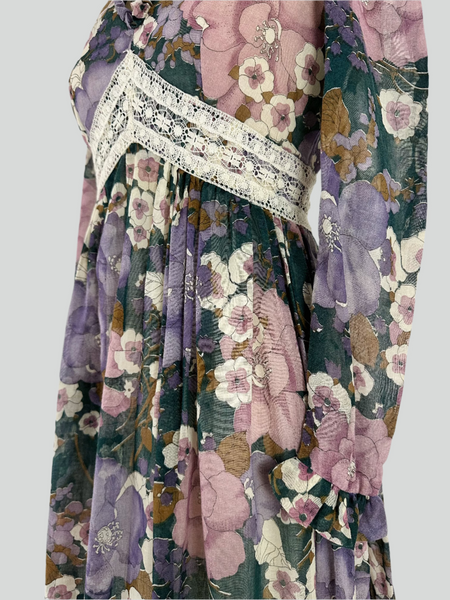 Vintage Floral dress with a decorative belt 