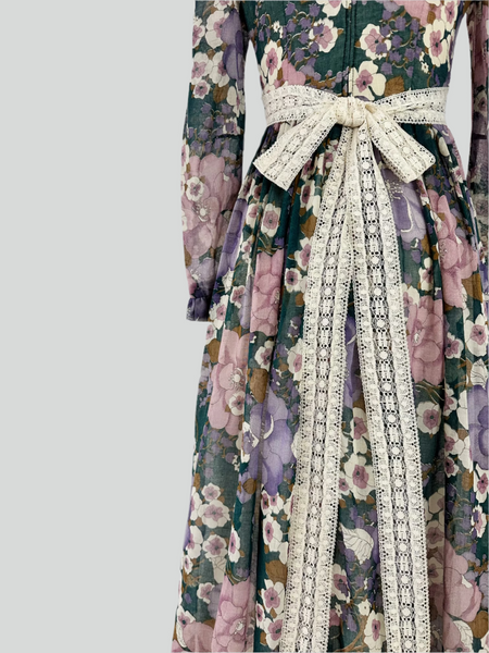 Vintage Floral dress with a lace belt