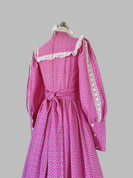 Rare 1970s Laura Ashley Carno Wales Pink cotton Victorian prairie maxi dress with white lace trim and matching belt. 