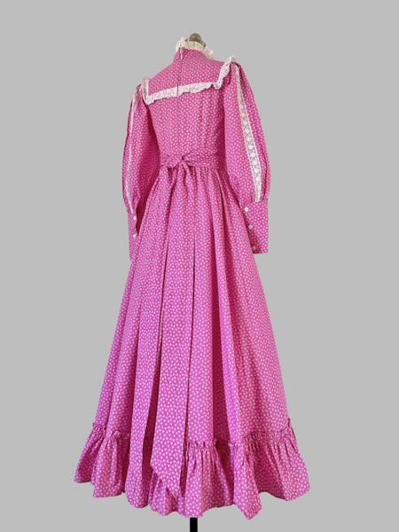Rare 1970s Laura Ashley Carno Wales Pink cotton Victorian prairie maxi dress with white lace trim and matching belt. 