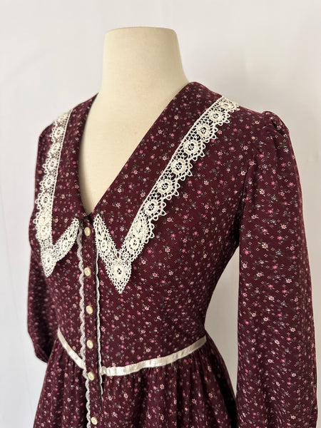 1970s Burgundy vintage Gunne Sax dress with a floral print and a white lace-trimmed collar.