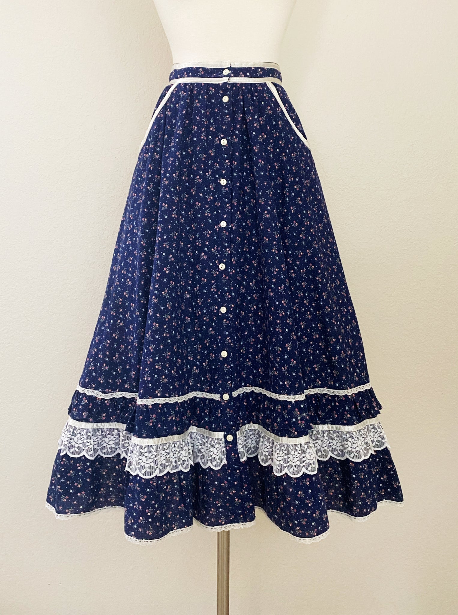 Gunne Sax Vintage 1970s Lace Trimmed Floral Cotton Skirt